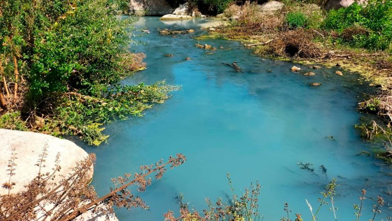 Un abocament tenyeix de blau-gris el riu Francolí al seu pas per la Riba